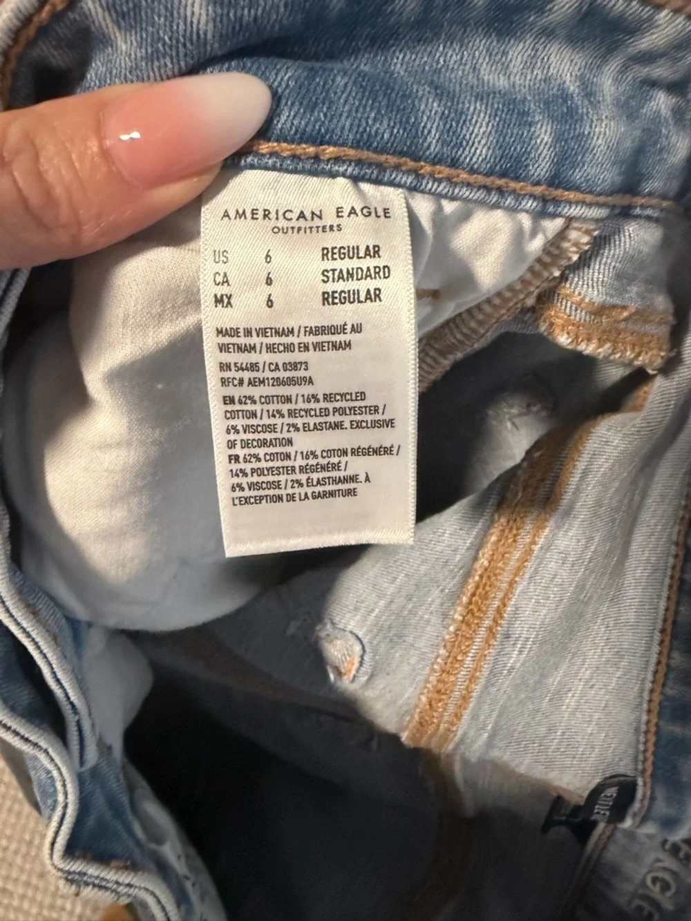 American Eagle Next Level Stretch Jeans | Size 6 | Light Wash Distressed